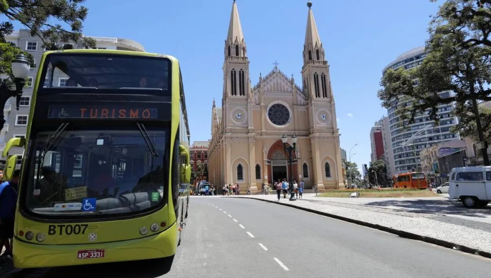 Imagem mostra a Catedral Basílica Menor de Nossa Senhora da Luz dos Pinhais
