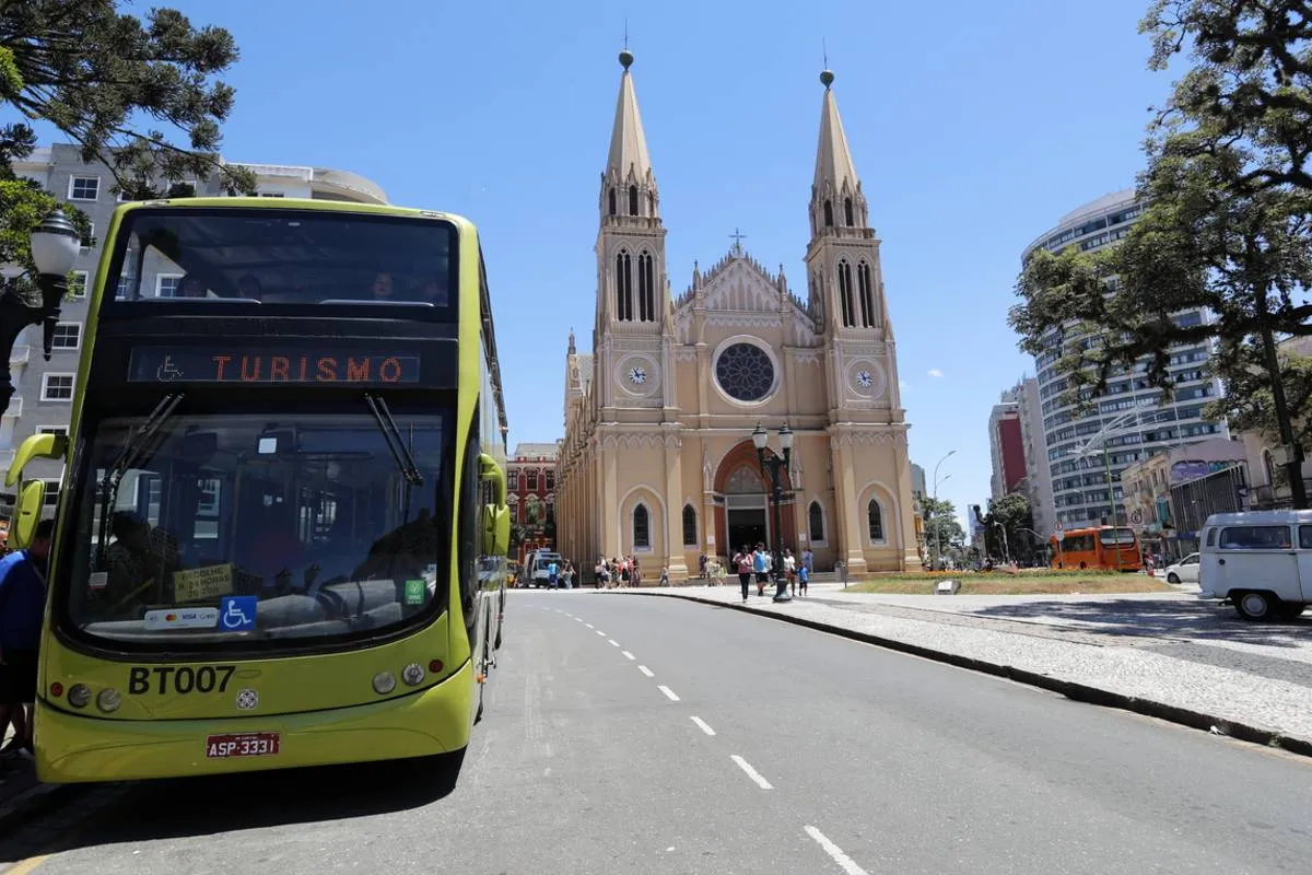 Imagem mostra a Catedral Basílica Menor de Nossa Senhora da Luz dos Pinhais