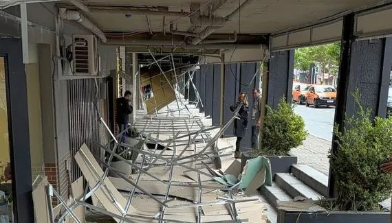 Teto de estrutura externa de supermercado desaba e atinge cliente