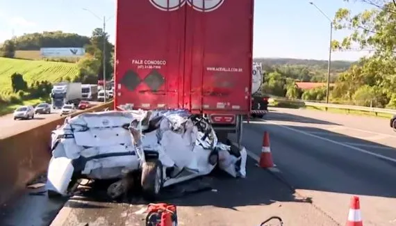 BR-376 tem acidente gravíssimo com três mortes e bloqueio sentido SC