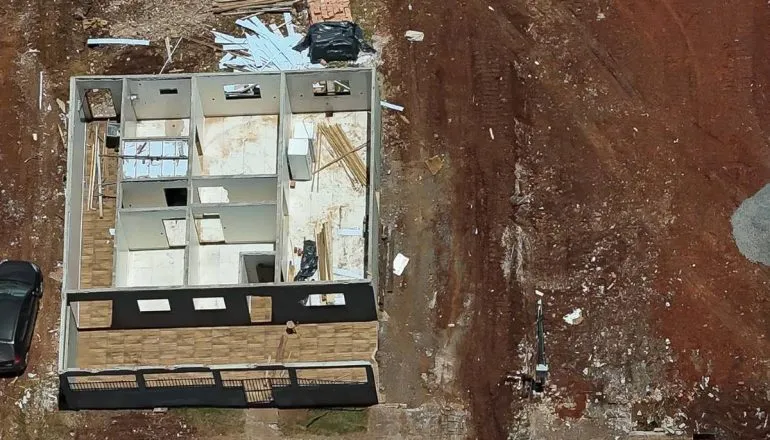 Imagem mostra casas pré-moldadas que são entregues em Rio Bonito do Iguaçu.