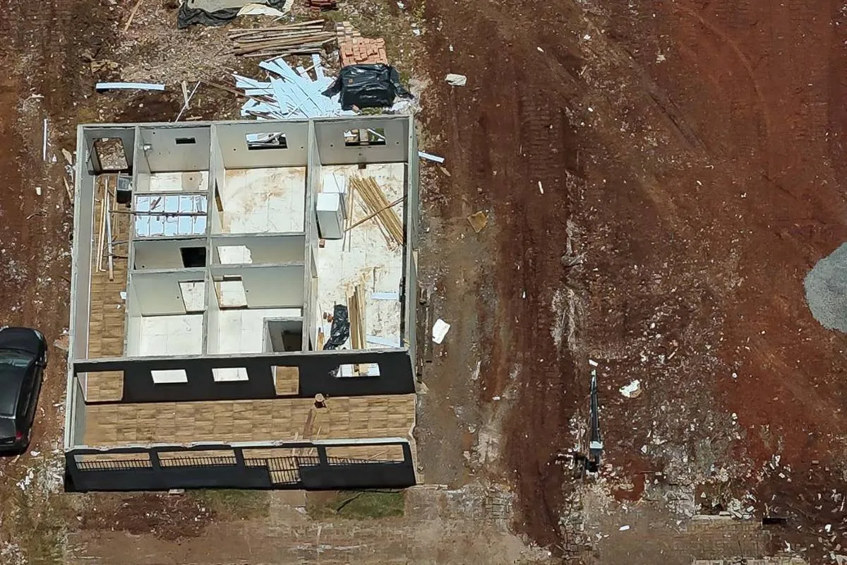 Imagem mostra casas pré-moldadas que são entregues em Rio Bonito do Iguaçu.