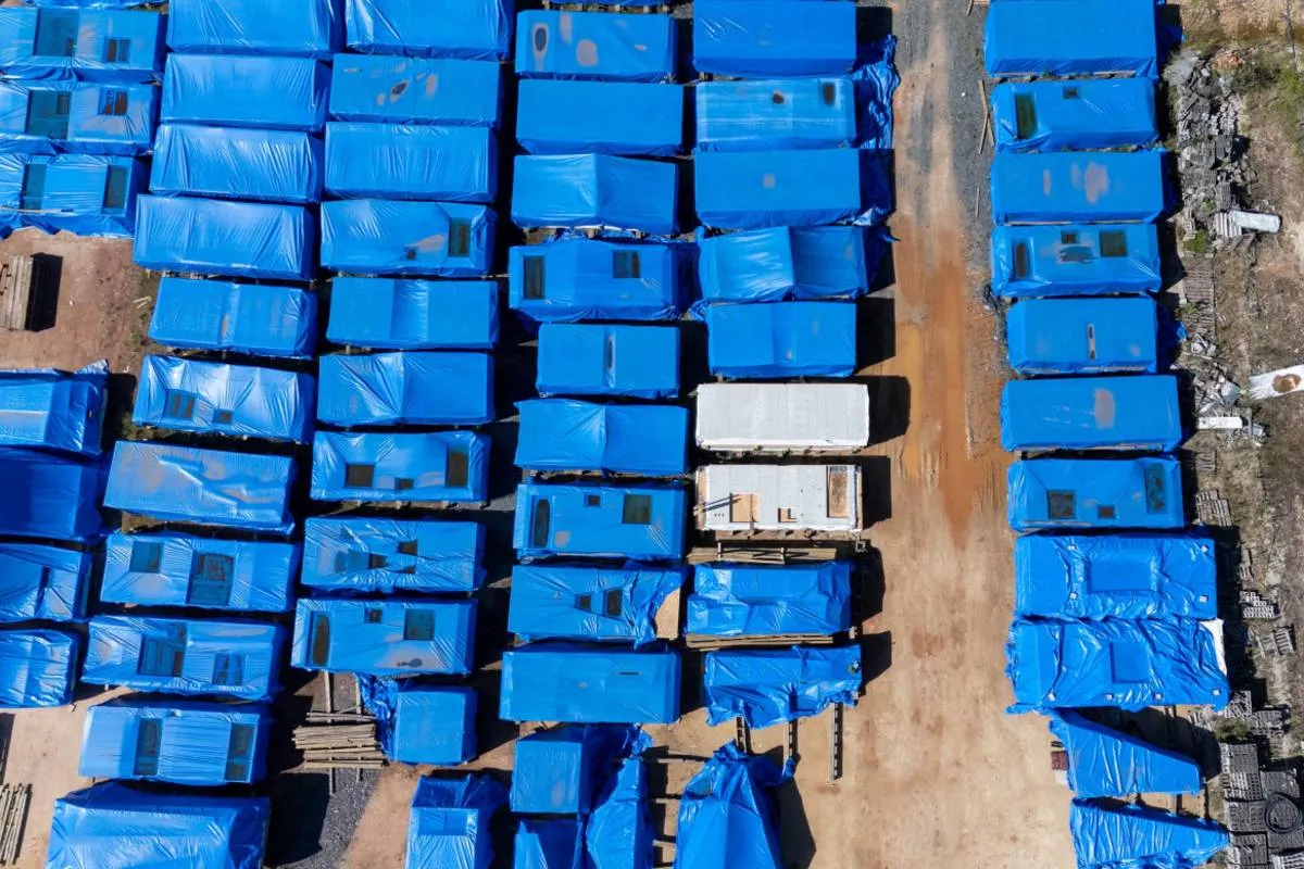 Imagem mostra casas pré-moldadas que são entregues em Rio Bonito do Iguaçu.