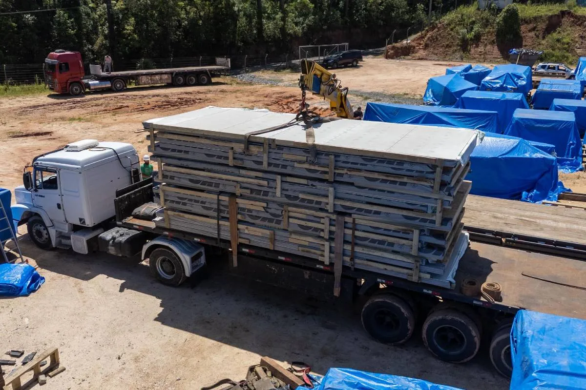 Imagem mostra casas pré-moldadas que são entregues em Rio Bonito do Iguaçu.