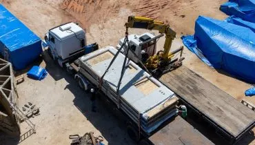 Imagem mostra casas pré-moldadas que são entregues em Rio Bonito do Iguaçu.