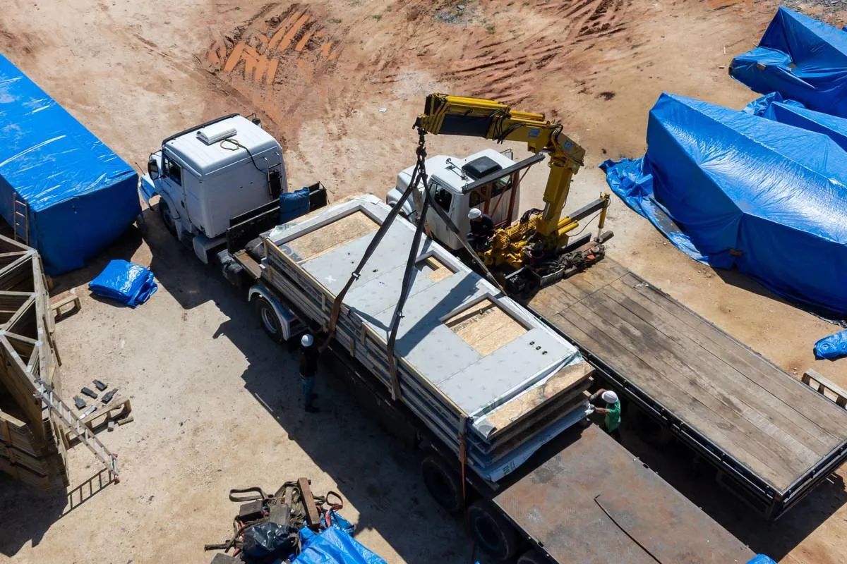 Imagem mostra casas pré-moldadas que são entregues em Rio Bonito do Iguaçu.