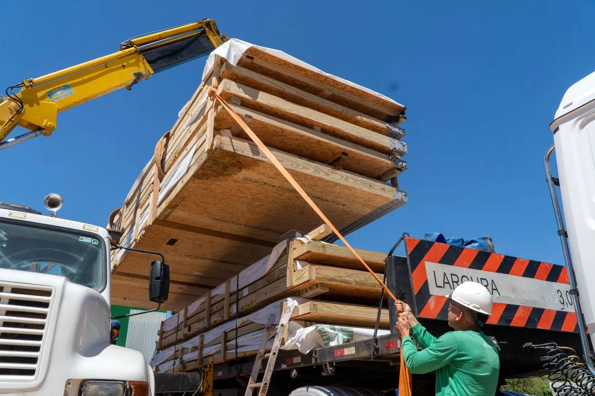 Imagem mostra casas pré-moldadas que são entregues em Rio Bonito do Iguaçu.