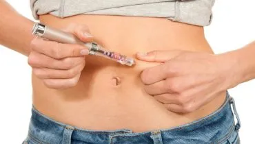 Imagem mostra uma mulher aplicando uma caneta emagrecedora.