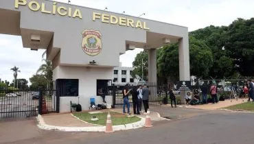 Imagem mostra a fachada da Polícia Federal em Brasília.