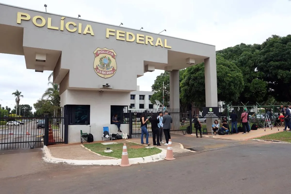 Imagem mostra a fachada da Polícia Federal em Brasília.