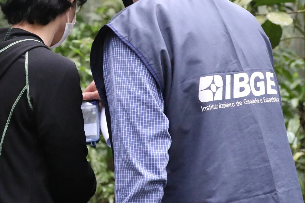 Imagem mostra um agente do IBGE em campo.