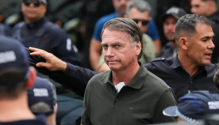 Bolsonaro passa por cirurgia após crise de soluço