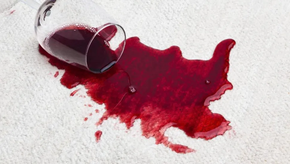 Imagem mostra uma toalha manchada de vinho.