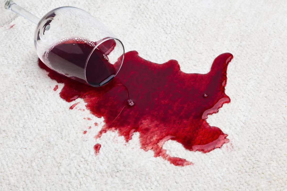 Imagem mostra uma toalha manchada de vinho.