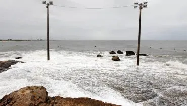 Imagem mostra o mar revolto no litoral do Paraná