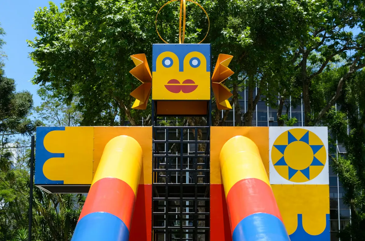 Robô da Praça Osório é remontado nos jardins do Museu Oscar Niemeyer