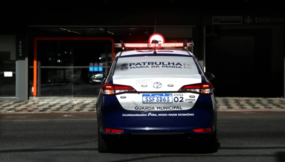 Imagem mostra viatura da Patrulha Maria da Penha