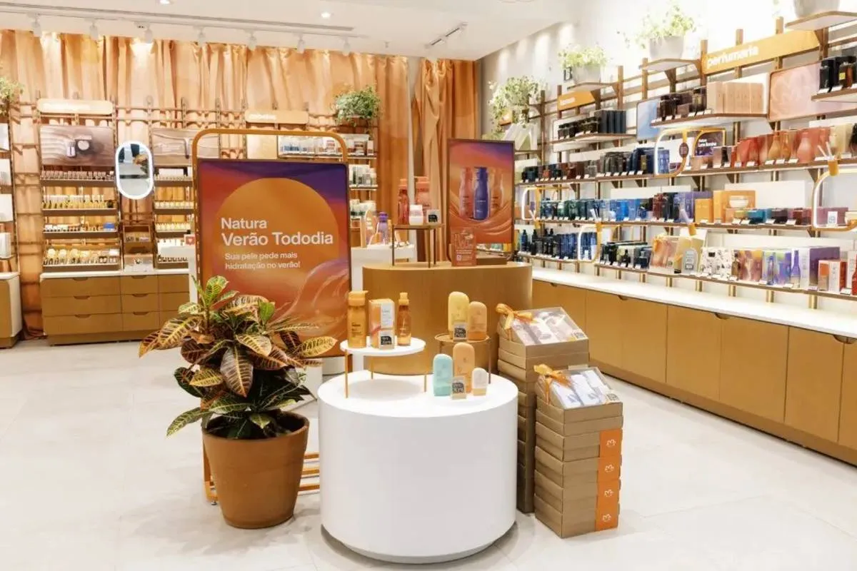 Imagem mostra uma loja com produtos em exposição em plantas.