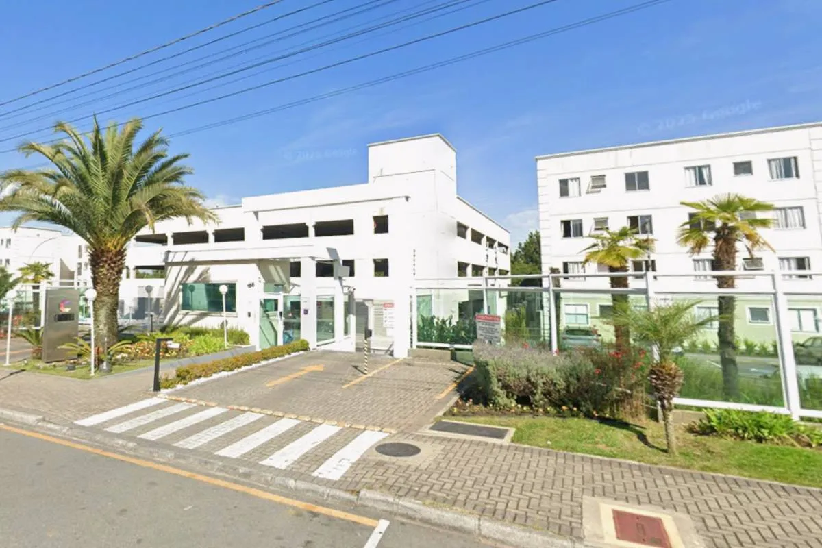 Imagem mostra a frente de um condomínio em Curitiba.