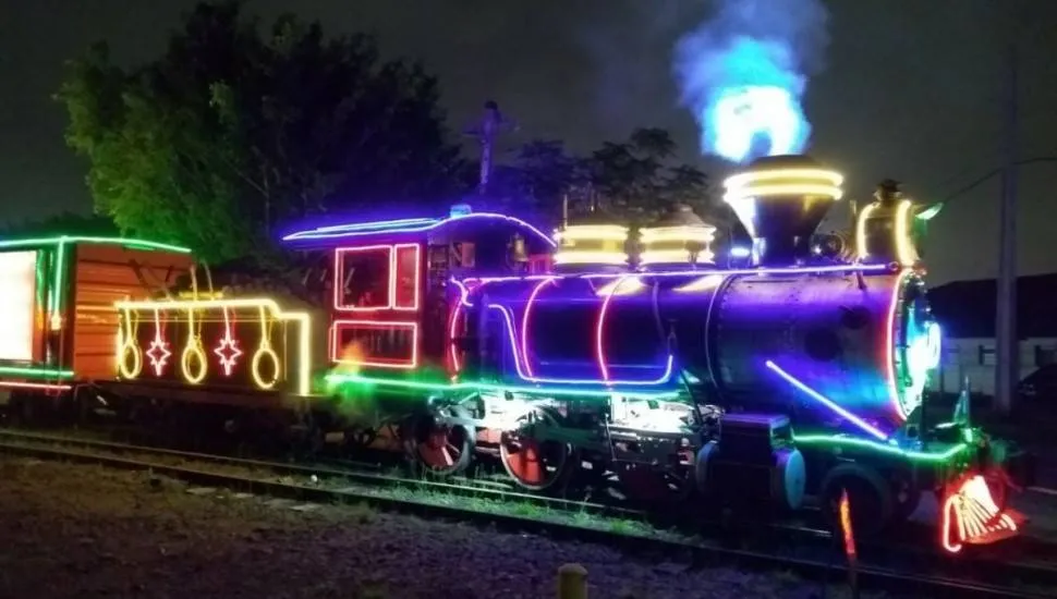 Imagem mostra uma maria fumaça decorada para o Natal