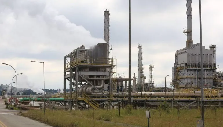 Imagem mostra a refinaria da Repar, em Araucária.