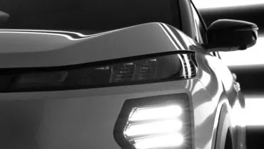 Imagem em preto e branco mostra um detalhe do farol do novo Nissan Kait.