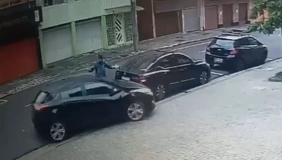 Polícia divulga imagens de homem que atropelou taxista em Curitiba