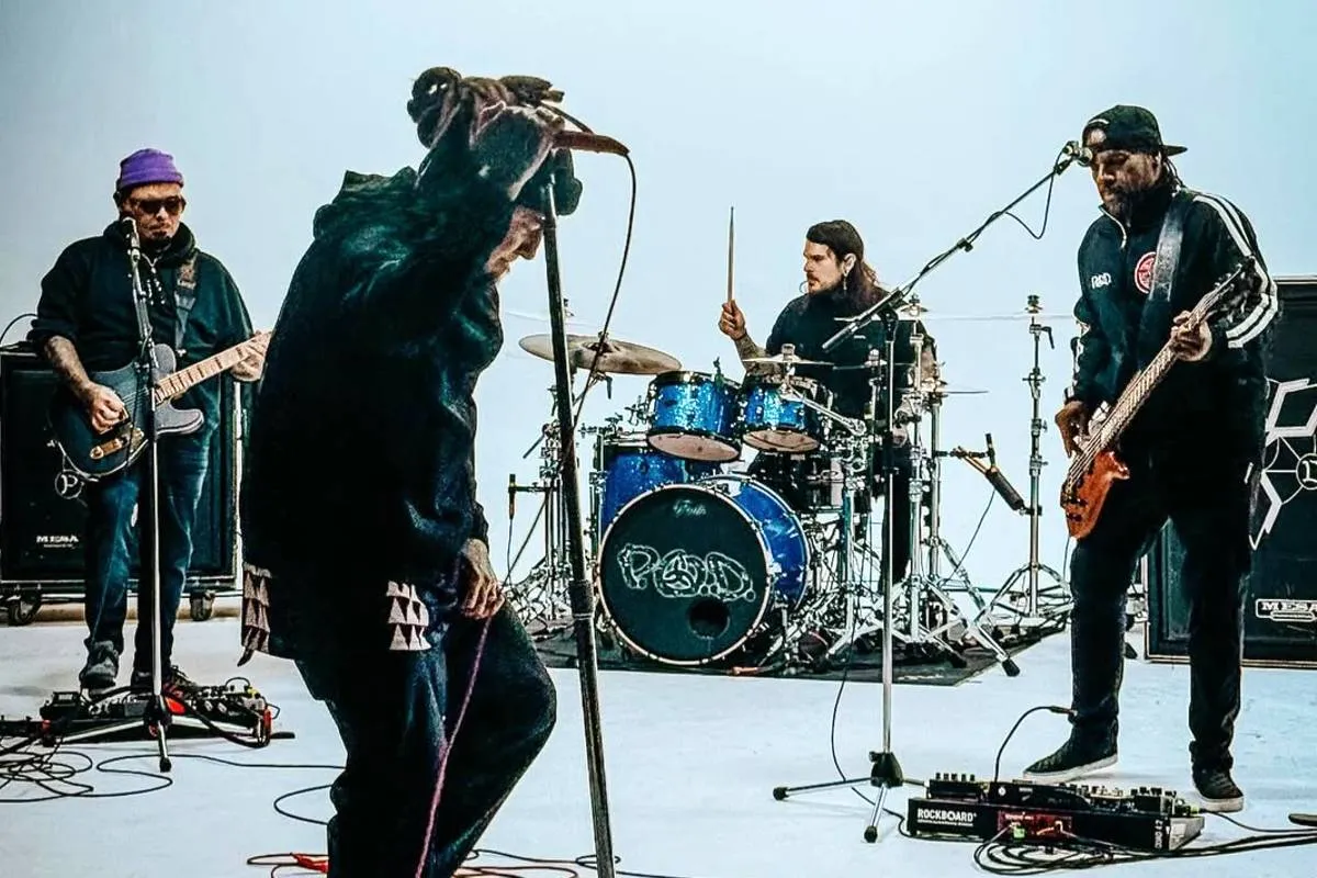 Imagem mostra a banca P.O.D. em performance.