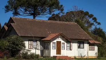 Imagem mostra uma casa antiga na Colônia Witmarsum, pertinho de Curitiba