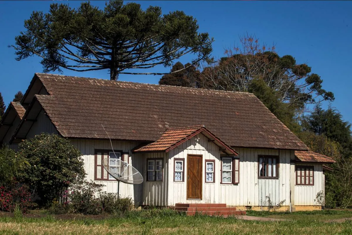 Imagem mostra uma casa antiga na Colônia Witmarsum, pertinho de Curitiba