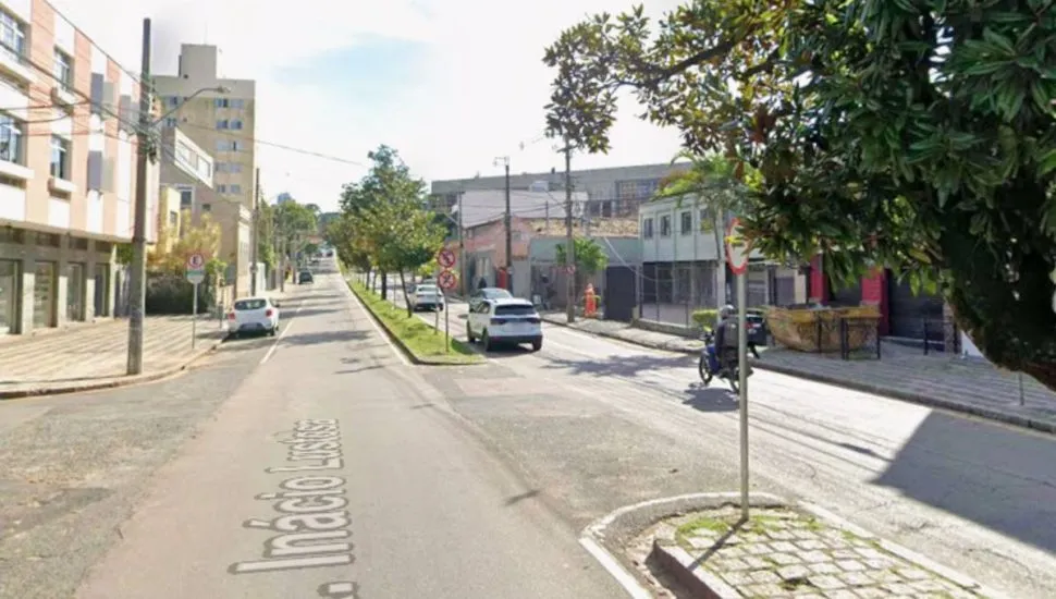 Imagem mostra um trecho de uma rua de Curitiba.