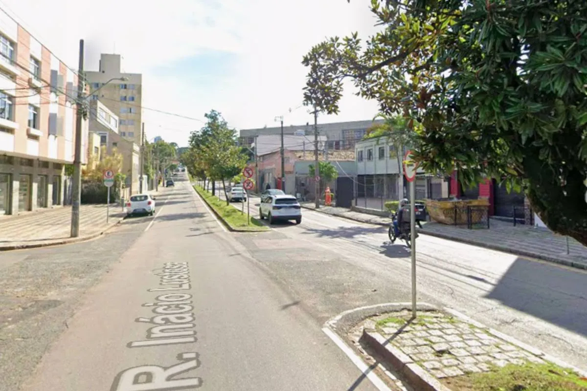Imagem mostra um trecho de uma rua de Curitiba.