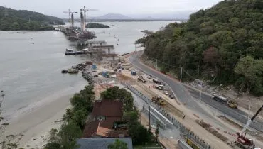 obra da ponte de guaratuba, no litoral do paraná