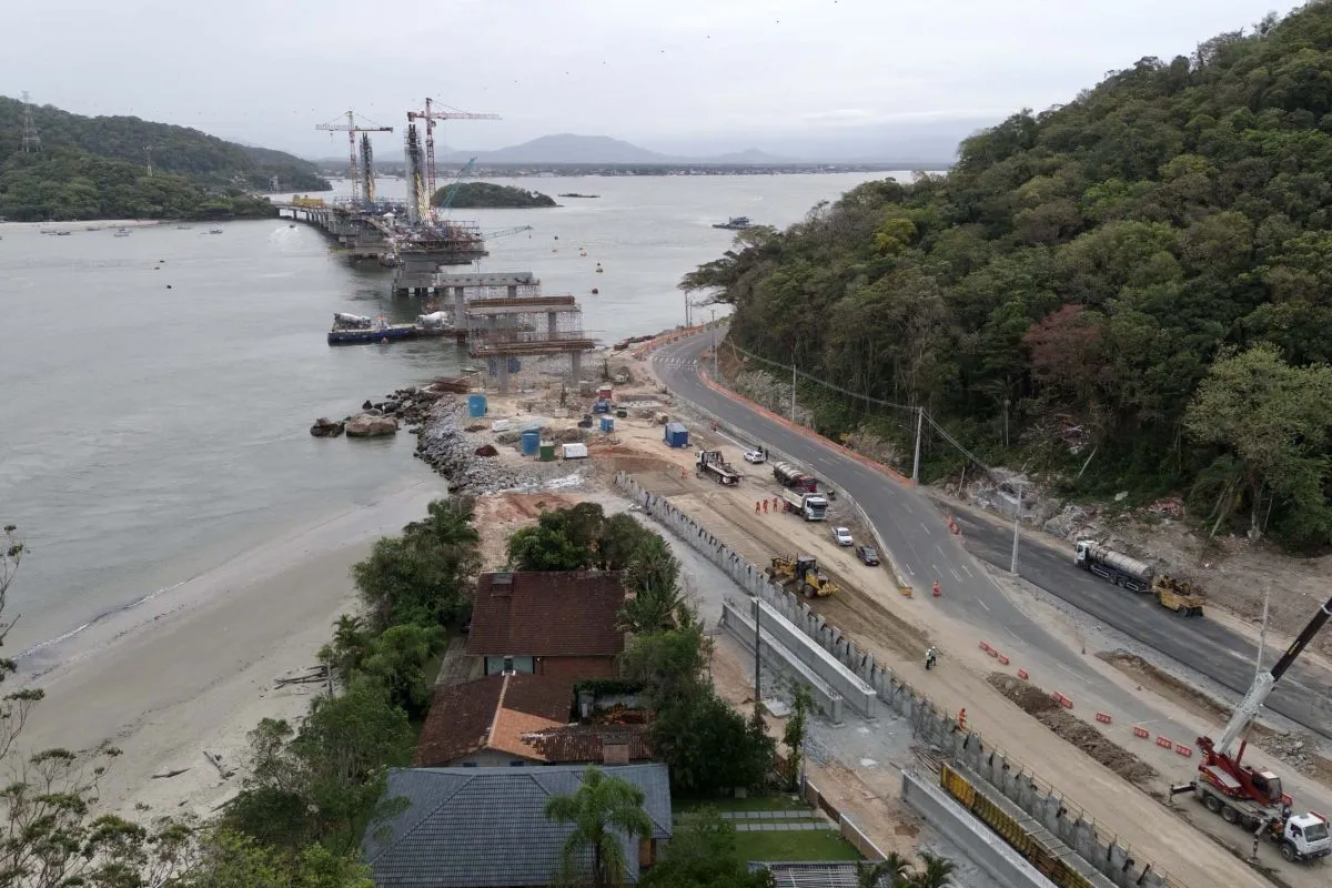 obra da ponte de guaratuba, no litoral do paraná