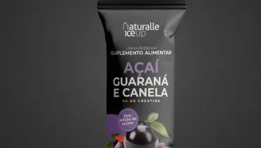 Imagem mostra um picolé de açaí com creatina em uma embalagem preta.