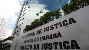 imagem mostra a fachada do Tribunal de Justiça do Paraná.