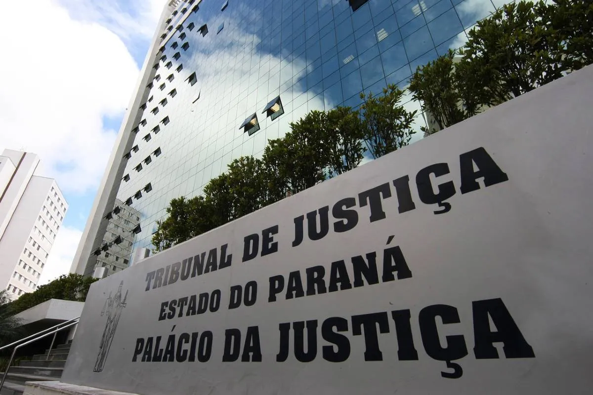 imagem mostra a fachada do Tribunal de Justiça do Paraná.