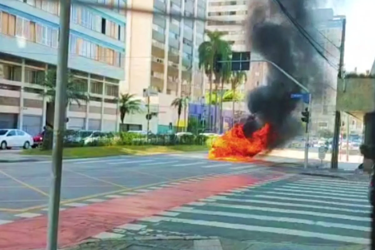 Carro pegou fogo e causou bloqueio em uma das faixas da Rua Mariano Torres. Explosão assustou população