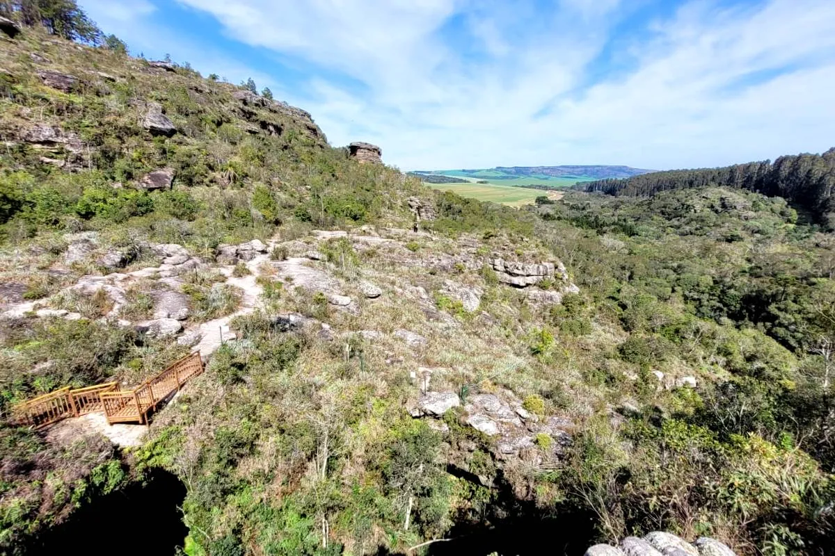 Imagem mostra o mirante do Buraco do Padre.