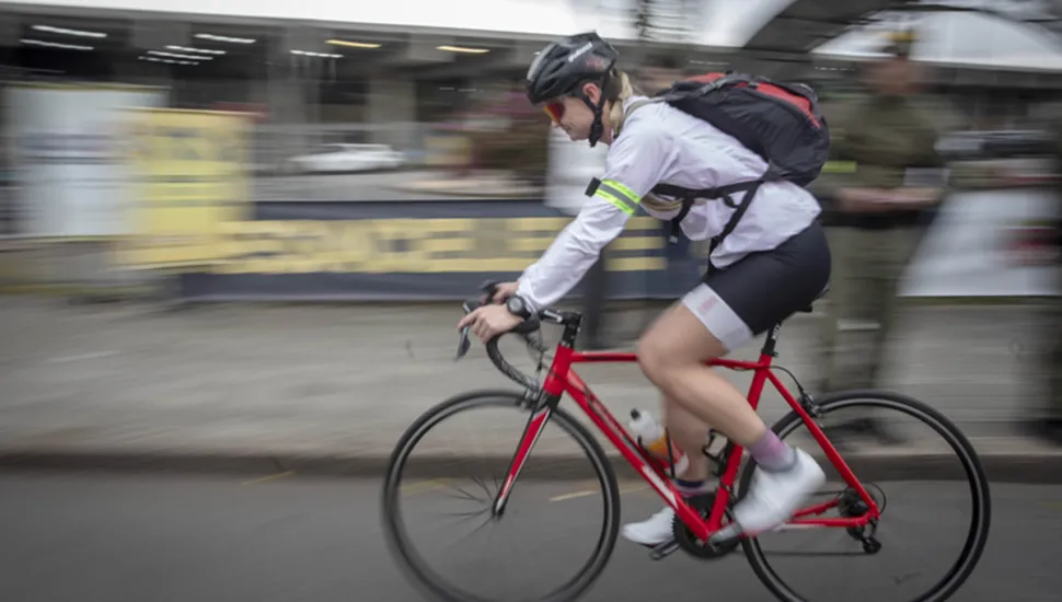 Curitiba pode ter novas regras para bicicletas e patinetes em áreas de pedestres