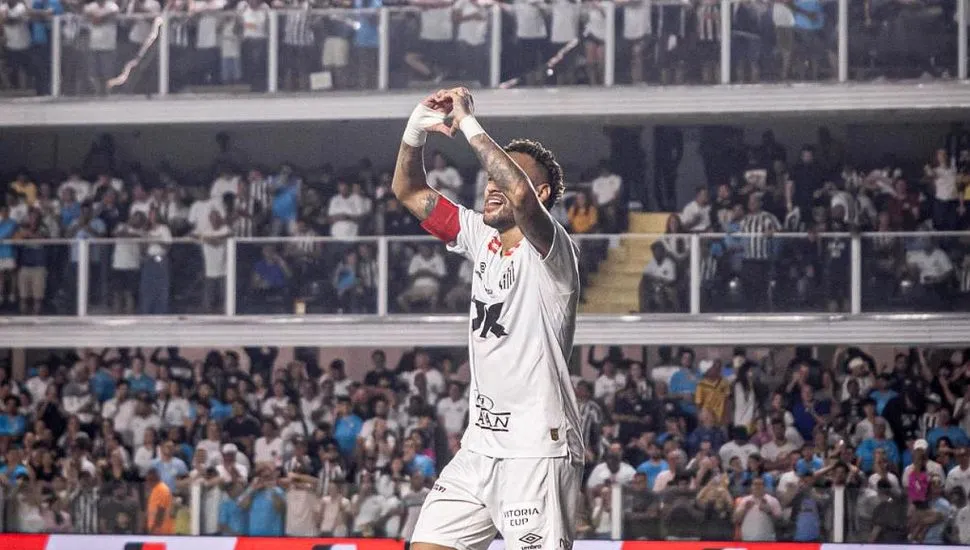 Jogador neymar faz coração com as mãos para a torcida santista após marcar um gol