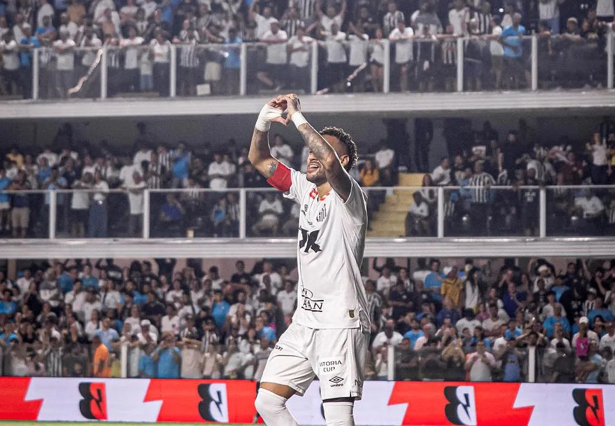 Jogador neymar faz coração com as mãos para a torcida santista após marcar um gol