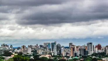Imagem mostra um temporal em formação em Curitiba.
