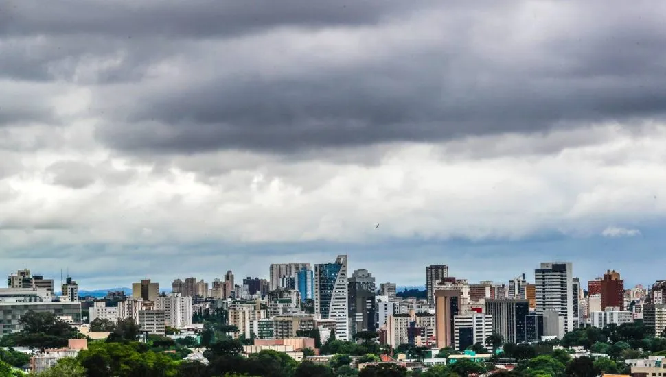 Imagem mostra um temporal em formação em Curitiba.