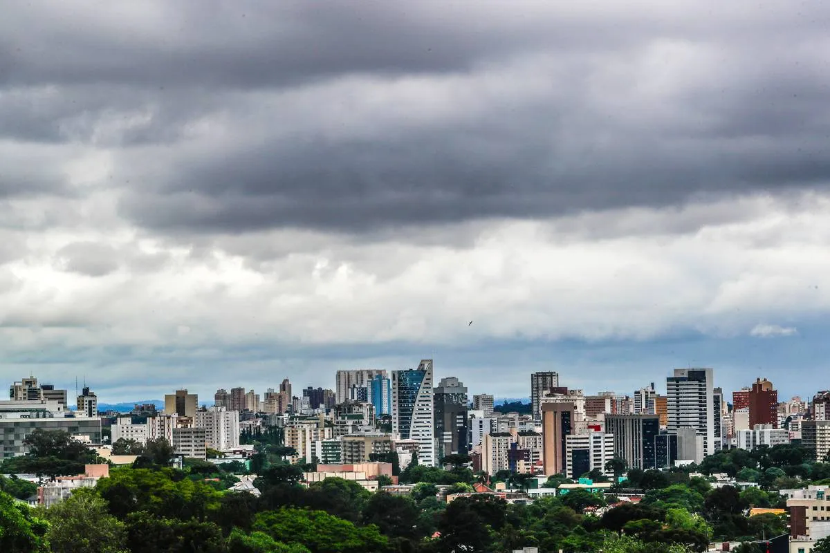 Imagem mostra um temporal em formação em Curitiba.