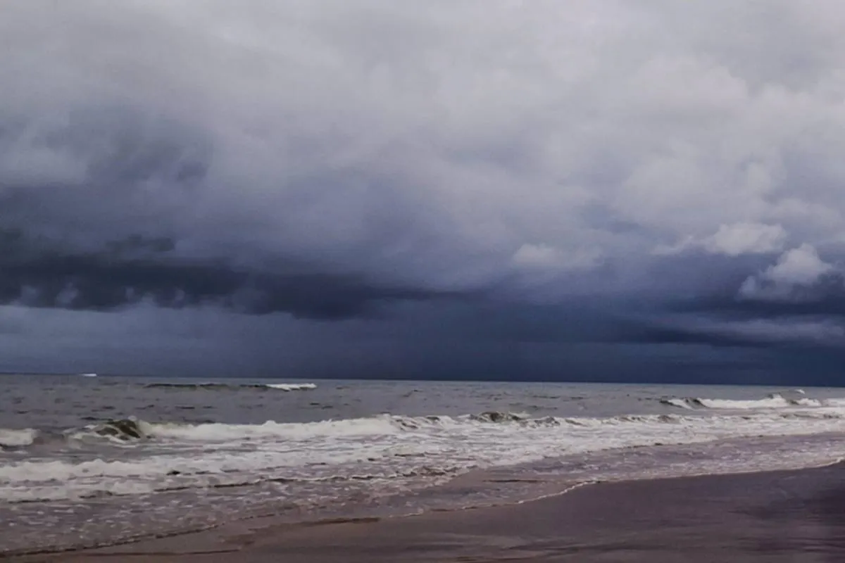 Litoral do Paraná com formação de temporal.