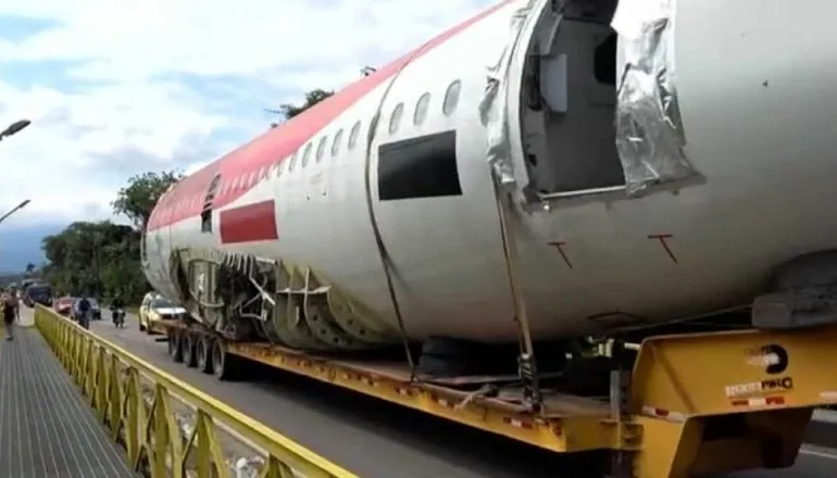 Transporte do avião chamou atenção nas ruas de Morretes lá em 2001