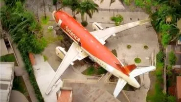 Imagem aérea mostra um avião gigante estacionado em plena área turística de Morretes.