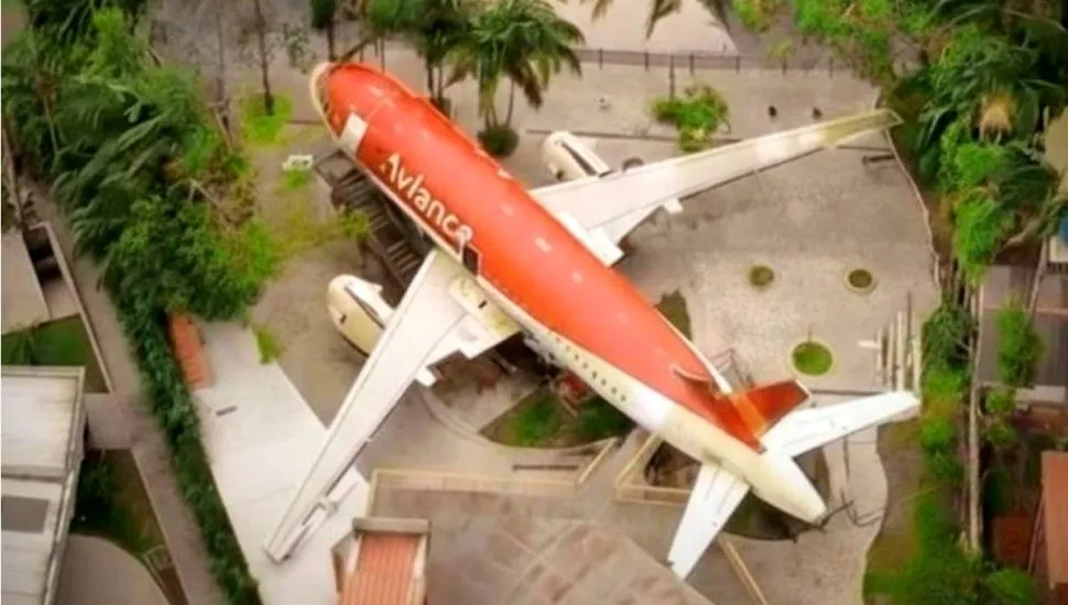 Imagem aérea mostra um avião gigante estacionado em plena área turística de Morretes.