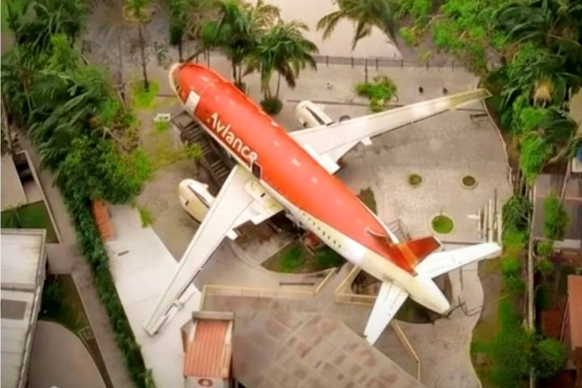 Imagem aérea mostra um avião gigante estacionado em plena área turística de Morretes.